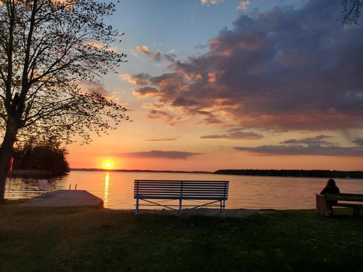 Fun Place With A Sandy Beach For Swimming, Boating, And Fishing, Featuring 3 Available Cabins Fenelon Falls ภายนอก รูปภาพ