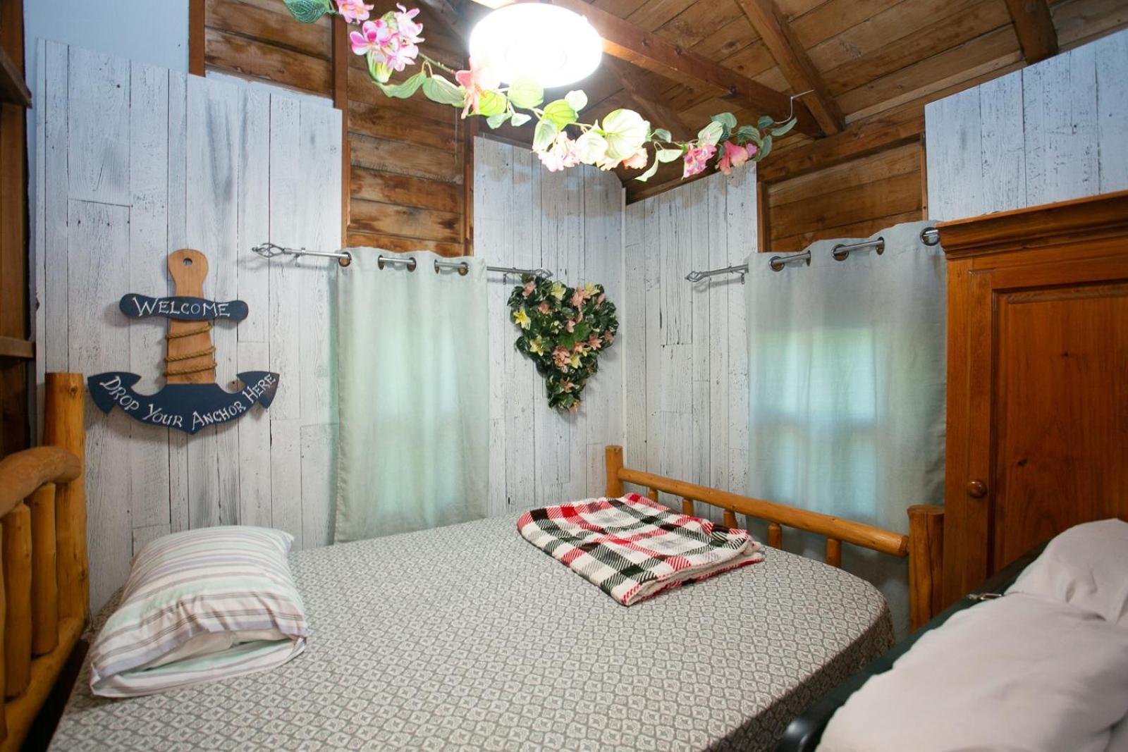 Fun Place With A Sandy Beach For Swimming, Boating, And Fishing, Featuring 3 Available Cabins Fenelon Falls ภายนอก รูปภาพ