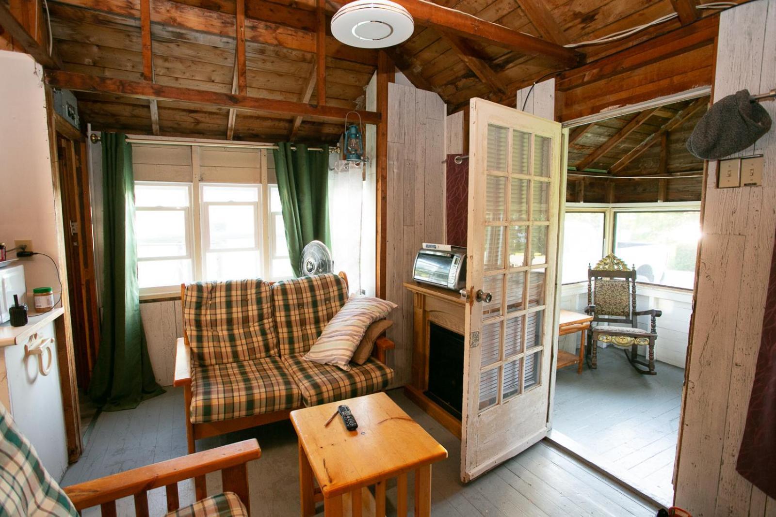 Fun Place With A Sandy Beach For Swimming, Boating, And Fishing, Featuring 3 Available Cabins Fenelon Falls ภายนอก รูปภาพ