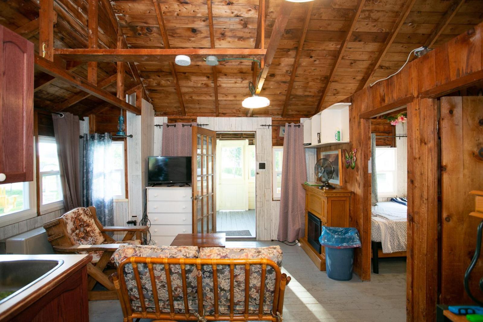 Fun Place With A Sandy Beach For Swimming, Boating, And Fishing, Featuring 3 Available Cabins Fenelon Falls ภายนอก รูปภาพ